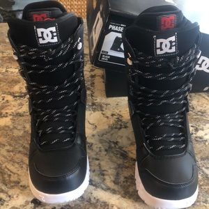 Selling brand new DC phase snow boots size 7